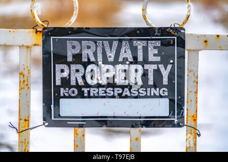 Vista ravvicinata di un segno a spiovente che legge la proprietà privata non superata Foto Stock