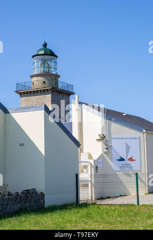 La Normandia, Francia - 25 agosto 2018: Il faro e la radio-stazione di comunicazione della marina francese. Barneville-Carteret, Normandia, Francia Foto Stock