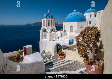 Blu chiese a cupola che si affaccia sulla caldera, Oia - Santorini, isole greche, Grecia Foto Stock