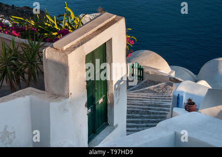 La scena del villaggio, Oia - Santorini, isole greche, Grecia Foto Stock