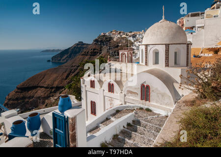 Bella Cupola Bianca Chiesa Ortodossa che si affaccia sulla caldera, Fira, Santorini, isole greche, Grecia Foto Stock