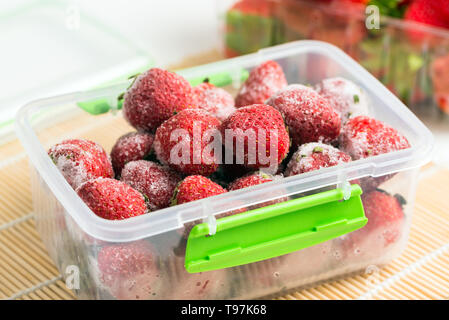 Le fragole congelate in una scatola Foto Stock