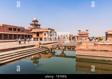 Agra, India - 20 Nov 2018: i turisti in visita a Panch Mahal, Royal Palace di Fatehpur Sikri, città costruita dal grande imperatore Mughal Akbar al tardo XVI centu Foto Stock