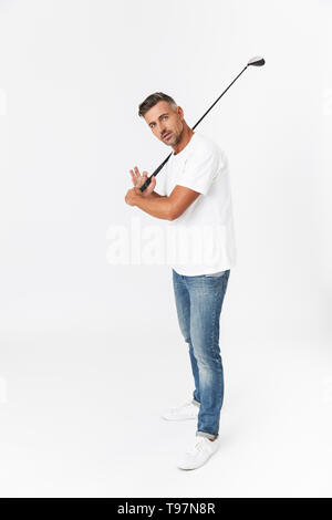 Lunghezza completa immagine di uomo unshaved 30s indossando t-shirt casual holding club e giocare a golf isolate su sfondo bianco Foto Stock