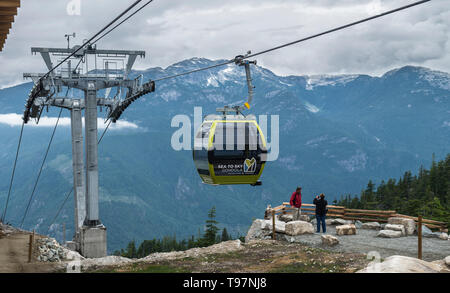 Whistler, British Columbia / Canada Lug 23 2014: Funivia per le persone di godere della natura e della montagna in una giornata nuvolosa Foto Stock