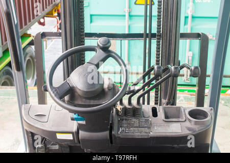 Il volante e la leva del sistema idraulico di carrelli elevatori Foto Stock