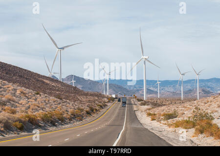 Autostrada 8 da El Centro California di San Diego California USA, una vista di potenza generatori di vento. Foto Stock