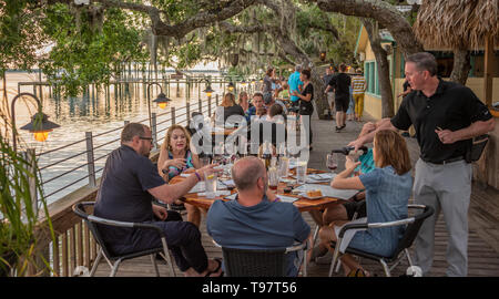 Tramonto cenare sotto Florida live oaks sul lungomare ponte in Caps sull'acqua, un ristorante di pesce locale sulla Intracoastal in Sant'Agostino, FL. Foto Stock