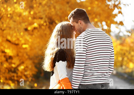 Amorevole coppia giovane in autunno park Foto Stock