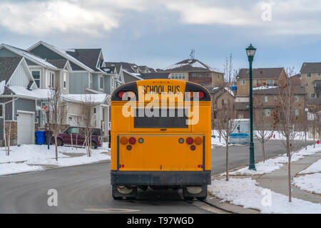 Vista posteriore di un giallo scuola bus con una finestra e diverse luci di segnale Foto Stock
