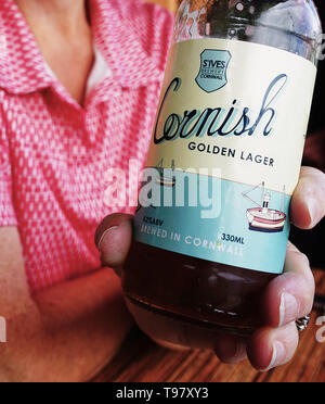 Close-up di Bottiglia di Cornish Golden Lager birra artigianale da St. Ives Inghilterra Foto Stock