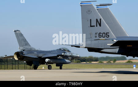 Un F-16C Fighting Falcon assegnato alla 93Fighter Squadron, Homestead Air Base di riserva, Fla., taxi durante una formazione di volo distribuzione presso la Royal Air Force Lakenheath, Inghilterra, 16 maggio 2019. Il 93FS deployment di RAF Lakenheath dimostra la U.S. Air Force è la sua capacità di integrare una forza totale di team in U.S. Forze Aeree in forze Europe-Air Africa formazione e operazioni. (U.S. Air Force foto di Airman 1. Classe Madeline Herzog) Foto Stock