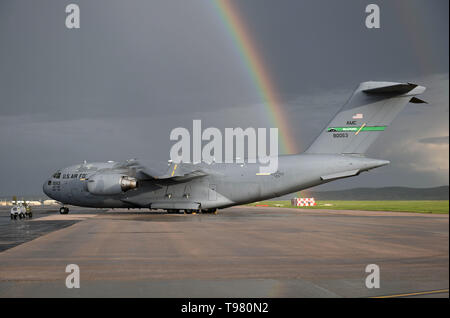 Una C-17 Globemaster III assegnato alla base comune Lewis-Mccorda, nello Stato di Washington, siede sulla linea di volo durante il combattimento Raider 19-2 a Ellsworth Air Force Base, S.D., 14 maggio 2019. L'esercizio includeva nuovi aerei come F-35 Lightning IIs e UNA C-17 Globemaster III. Una massa unità di comando ha preso parte anche l'esercizio. (U.S. Air Force foto di Senior Airman Thomas Karol) Foto Stock