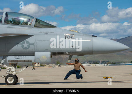 Membri del VFA-32 "Fighting spadaccini" dalla Naval Air Station Oceana iniziano a taxi a F/A-18F Super Hornet in campo Gowen Boise, Idaho, 23 aprile 2019, durante una formazione congiunta esercizio con l'Idaho Air National Guard. Diversi F/A-18F Super calabroni del VFA-32 "Fighting spadaccini," e F/A-18E Super calabroni del VFA-83 "Rampagers" e VFA-105 "pistoleri" dalla Naval Air Station Oceana volò ACCANTO A-10 Thunderbolt IIs dall'Idaho Air National Guard's 190Fighter Squadron per la formazione congiunta. (U.S. Air National Guard foto di Ryan bianco) Foto Stock