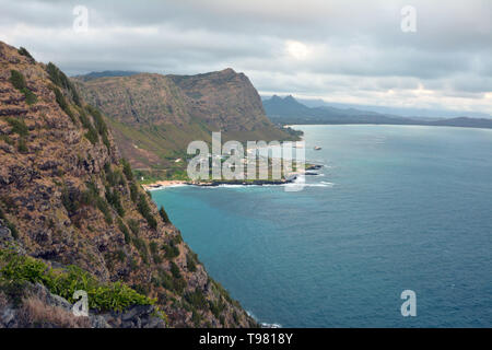 Circa 30 Oceano Pacifico Divisione e distretto di Honolulu personale, le famiglie e gli amici di Sega viste mozzafiato durante un due-miglio escursione per vedere il sorgere del sole dal Corpo degli Ingegneri-costruito Makapu'u faro 25 aprile 2019, per celebrare il 114Compleanno del distretto. Il corpo costruito Makapu'u faro in 1909 su un 647-piede scogliera sul mare si affaccia Makapu'u Beach nel sud-est Oahu. Il Corps' la storia delle Hawaii e il Pacifico è iniziata nel 1905 quando Lt. John Slattery divenne il distretto del primo commander. La sua missione originaria era di costruire i fari per la navigazione, come Makapu'u. Makapu'u poi Foto Stock