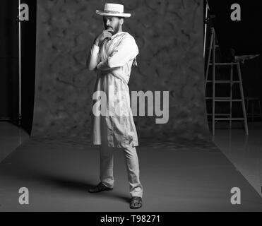 Ritratto di un uomo egiziano nel suo costume tradizionale GIRATO IN UNO STUDIO Foto Stock