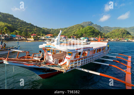 Nave passeggeri in Anilao, Filippine Foto Stock