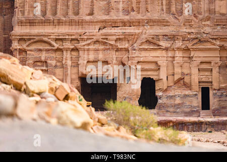(Fuoco selettivo) Splendida vista di un immenso tempio scolpito in pietra nel bellissimo sito di Petra. Foto Stock