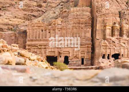 (Fuoco selettivo) Splendida vista di un immenso tempio scolpito in pietra nel bellissimo sito di Petra. Foto Stock