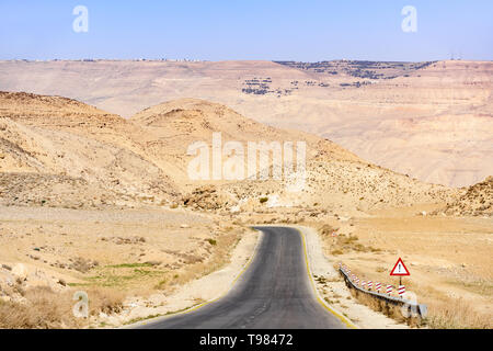 Splendida vista del Kings Highway, bella curva strada che corre attraverso il Wadi Rum desert e canyon, Giordania. Foto Stock