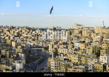 Splendida vista della skyline di Amman visto dalla cittadella di Amman in Giordania con la bandiera nazionale sventola sulla città. Foto Stock