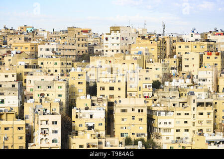 Vista ravvicinata di alcuni edifici residenziali visto dalla cittadella di Amman in Giordania. La Cittadella di Amman è un sito storico di Amman, Giordania. Foto Stock