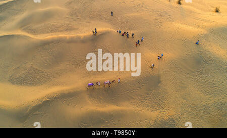 Vista aerea di Jaisalmer Sam dune di sabbia, turistico facendo clic su Foto, cammello, Rajasthan, India, turismo, vista dall'alto di Sfondo - Immagine Foto Stock