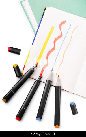 Notebook con marcatore o un pennarello penna su sfondo bianco Foto Stock