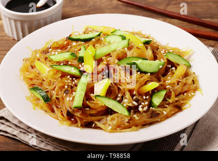 Сellophane tagliatelle o thai vermicelli saltati in padella con verdure, pepe e cetrioli Foto Stock