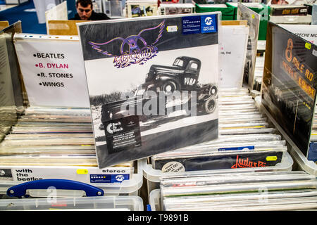 Nadarzyn, Polonia, 10 maggio 2019 Aerosmith album in vinile sul display per la vendita, vinile, LP, Album rock, rock americano band, collezione di vinili Foto Stock