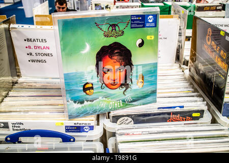 Nadarzyn, Polonia, 10 maggio 2019 Aerosmith album in vinile sul display per la vendita, vinile, LP, Album rock, rock americano band, collezione di vinili Foto Stock