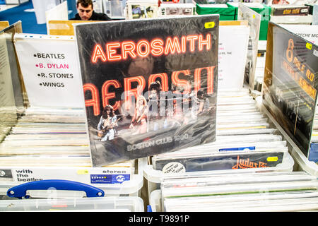 Nadarzyn, Polonia, 10 maggio 2019 Aerosmith album in vinile sul display per la vendita, vinile, LP, Album rock, rock americano band, collezione di vinili Foto Stock