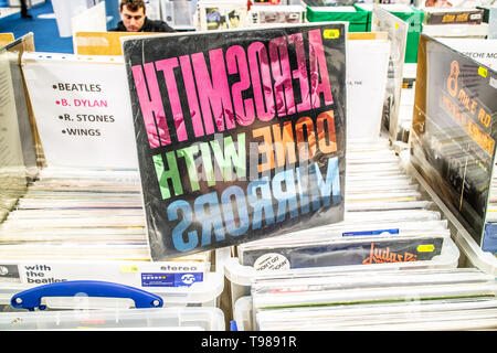 Nadarzyn, Polonia, 10 maggio 2019 Aerosmith album in vinile sul display per la vendita, vinile, LP, Album rock, rock americano band, collezione di vinili Foto Stock