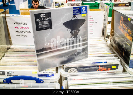Nadarzyn, Polonia, 11 maggio 2019 Bon Jovi album in vinile sul display per la vendita, vinile, LP, Album rock, rock americano band, collezione di vinili Foto Stock