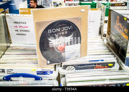Nadarzyn, Polonia, 11 maggio 2019 Bon Jovi album in vinile sul display per la vendita, vinile, LP, Album rock, rock americano band, collezione di vinili Foto Stock