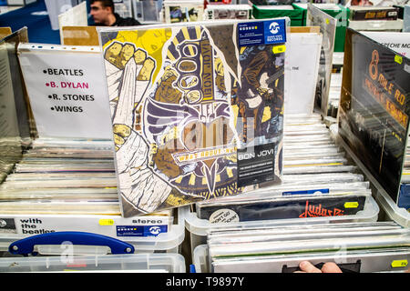 Nadarzyn, Polonia, 11 maggio 2019 Bon Jovi album in vinile sul display per la vendita, vinile, LP, Album rock, rock americano band, collezione di vinili Foto Stock