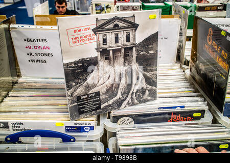 Nadarzyn, Polonia, 11 maggio 2019 Bon Jovi album in vinile sul display per la vendita, vinile, LP, Album rock, rock americano band, collezione di vinili Foto Stock