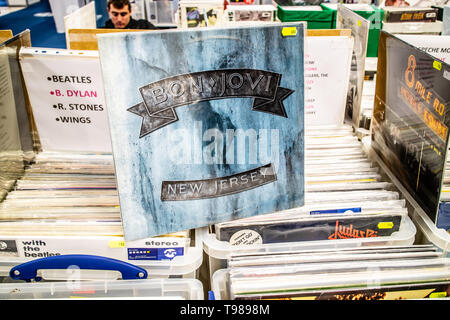 Nadarzyn, Polonia, 11 maggio 2019 Bon Jovi album in vinile sul display per la vendita, vinile, LP, Album rock, rock americano band, collezione di vinili Foto Stock