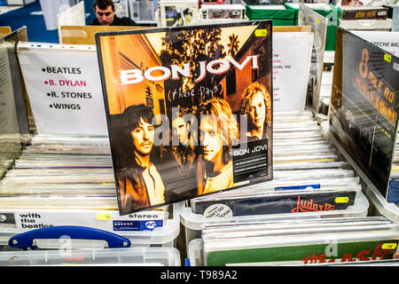 Nadarzyn, Polonia, 11 maggio 2019 Bon Jovi album in vinile sul display per la vendita, vinile, LP, Album rock, rock americano band, collezione di vinili Foto Stock