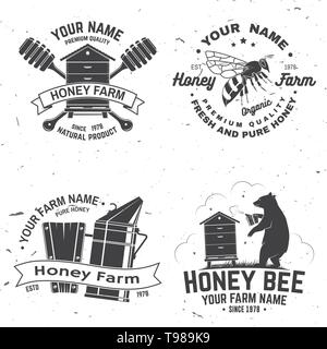 Set di Honey Bee farm badge. Vettore. Concetto di t-shirt, stampare il timbro o il raccordo a t. Vintage design tipografia con bee hive, e recare apicoltore silhouette. Design retrò per honey bee farm business Illustrazione Vettoriale
