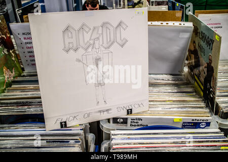 Nadarzyn, Polonia, 11 maggio 2019 AC/DC album in vinile sul display per la vendita, vinile, LP, Album rock, Australian rock band, collezione di vinili Foto Stock