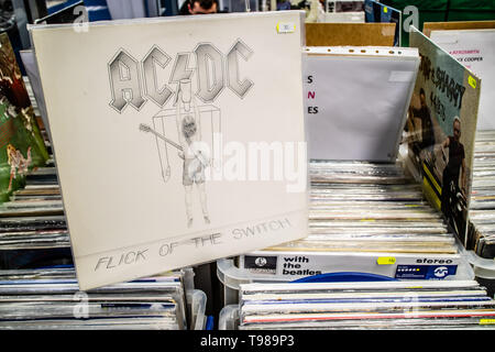 Nadarzyn, Polonia, 11 maggio 2019 AC/DC album in vinile sul display per la vendita, vinile, LP, Album rock, Australian rock band, collezione di vinili Foto Stock