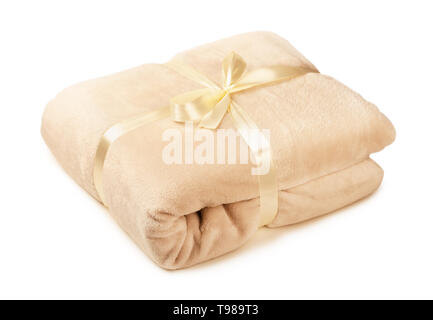 Un tenue beige plaid in pile, regalo piegato isolato su uno sfondo bianco Foto Stock