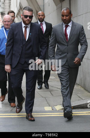 Pc Charlie Guenigault (sinistra) e Pc Wayne Marques arrivano al Old Bailey a Londra dove si darà prova all'inchiesta sul London Bridge e di Borough Market attacchi terroristici. Foto Stock