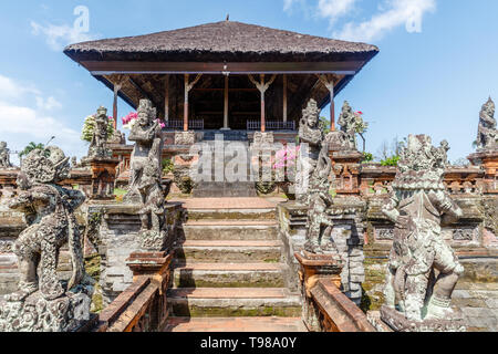 Bale Kembang (padiglione flottante) Presso la Taman Gili Kertha Gosa, resti di un palazzo reale. Semarapura, Klungkung, Bali, Indonesia. Foto Stock