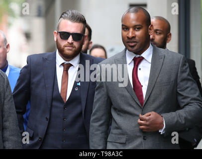 Pc Charlie Guenigault (sinistra) e Pc Wayne Marques arrivano al Old Bailey a Londra dove si darà prova all'inchiesta sul London Bridge e di Borough Market attacchi terroristici. Foto Stock