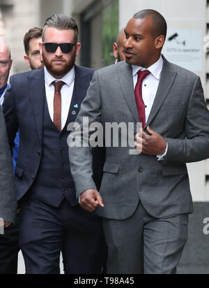 Pc Charlie Guenigault (sinistra) e Pc Wayne Marques arrivano al Old Bailey a Londra dove si darà prova all'inchiesta sul London Bridge e di Borough Market attacchi terroristici. Foto Stock