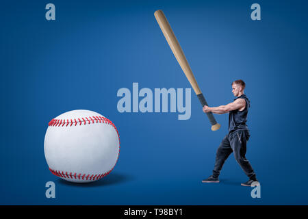 Ragazzo con mazza da baseball per combattere. Uomo pericoloso con emozione  seria. Autodifesa Foto stock - Alamy