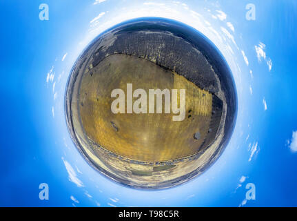 Vista aerea di campi agricoli di diverso colore raccolto sotto un chiaro cielo blu con nuvole sulla soleggiata una calda giornata di primavera. Panorama a 360 gradi. Poco Foto Stock