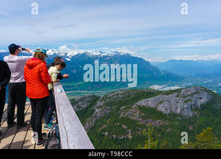 Il Capo si affacciano sulla piattaforma di visualizzazione si trova nel mezzo del sentiero panoramico sulla cima della montagna area di Sea to Sky Gondola, Squamish, BC, Canada Foto Stock